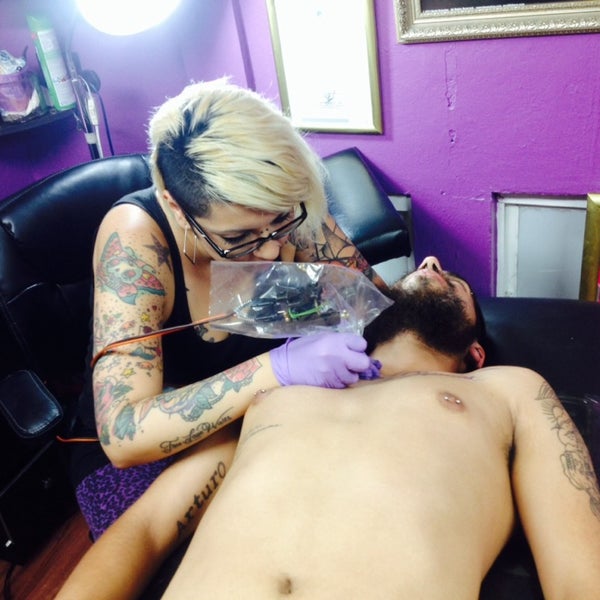Photo taken at Divino Dolor Tattoo &amp; Piercing by Jazz on 5/27/2014