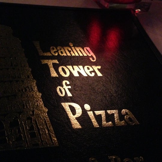 Foto tirada no(a) Leaning Tower of Pizza por Benjamin K. em 1/14/2013