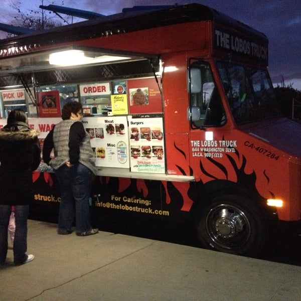 รูปภาพถ่ายที่ The Lobos Truck โดย Ruth N. เมื่อ 12/20/2013