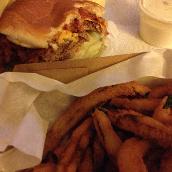 5/19/2013 tarihinde Ruth N.ziyaretçi tarafından Tops Burger'de çekilen fotoğraf