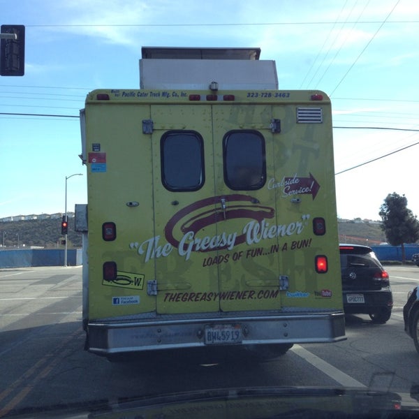 Das Foto wurde bei The Greasy Wiener Truck von Ruth N. am 2/13/2014 aufgenommen