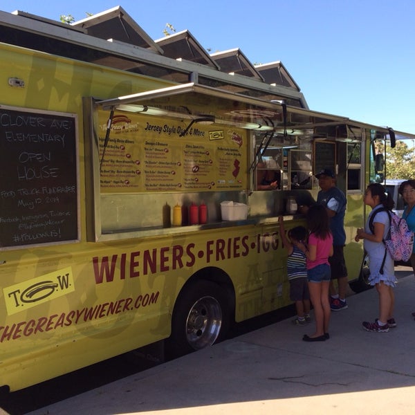 Foto scattata a The Greasy Wiener Truck da Ruth N. il 5/16/2014