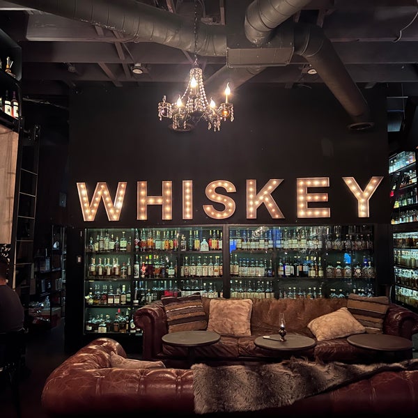 Foto diambil di The Whiskey House oleh Amanda M. pada 4/30/2022