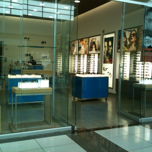 Sunglass Hut - Vialidad de la Barranca 