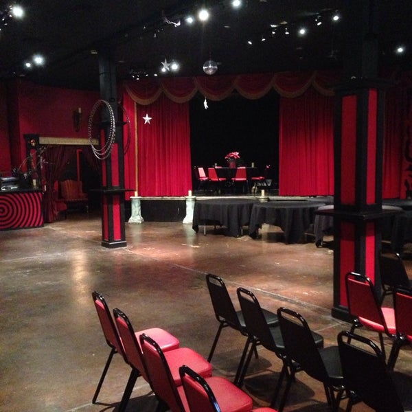 Foto scattata a The Quixotic World - Theatre House &amp; Magikal Event Space da Steve W. il 12/13/2013