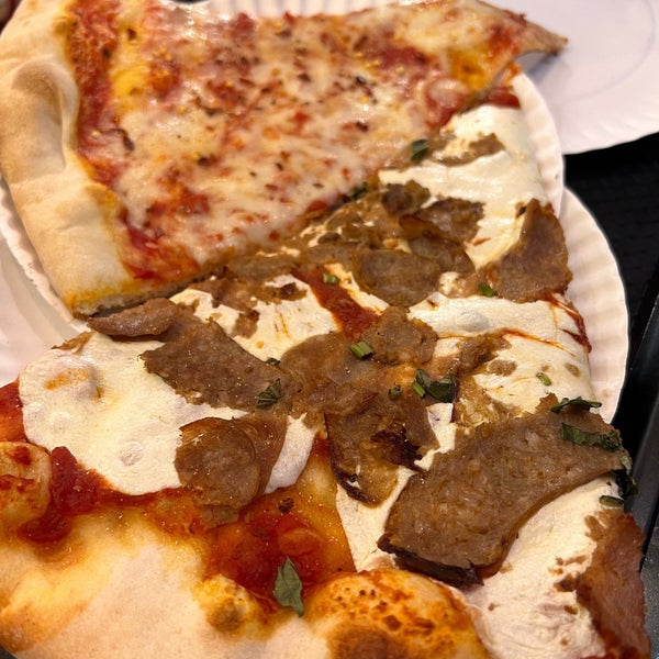 9/3/2022にChris F.がRay&#39;s Pizzaで撮った写真