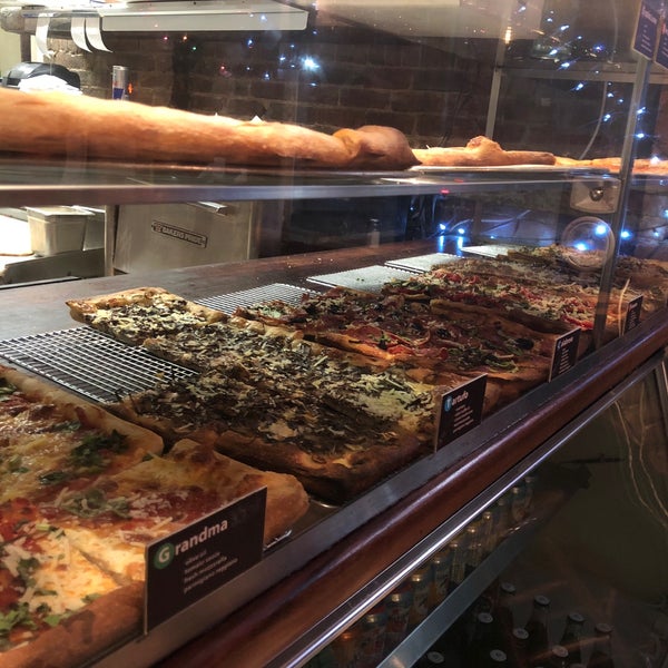 Foto tirada no(a) Williamsburg Pizza por Chris F. em 1/1/2018