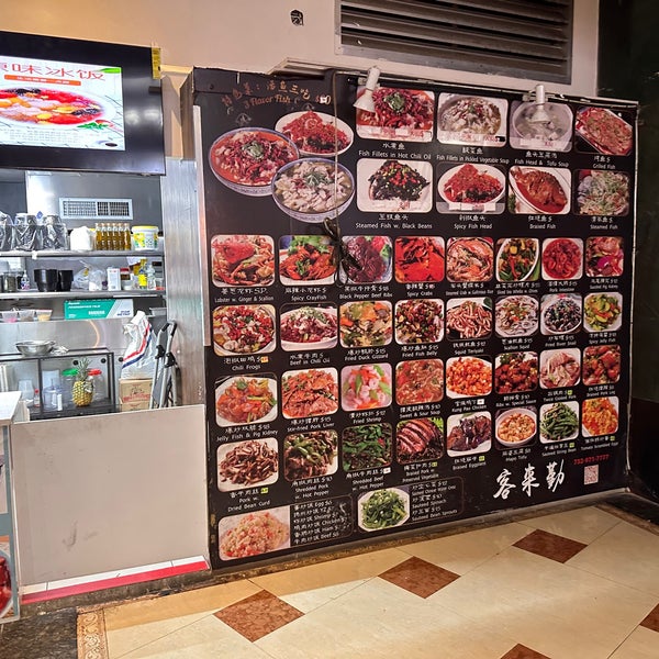 Foto diambil di New World Mall Food Court oleh Chris F. pada 10/22/2022