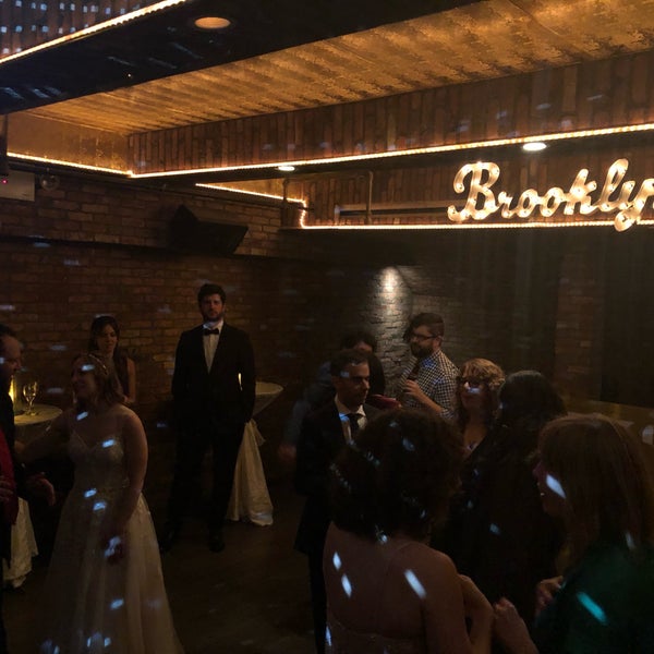 รูปภาพถ่ายที่ Deity Brooklyn Wedding Venue โดย Chris F. เมื่อ 12/2/2018