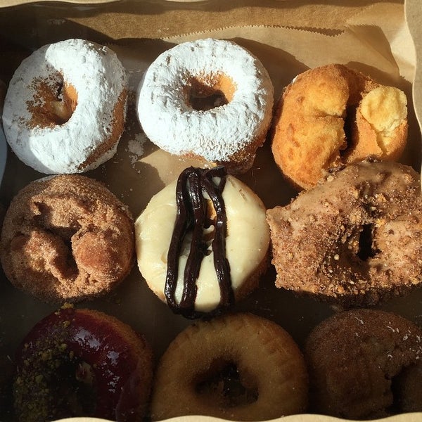 Das Foto wurde bei Propaganda Doughnuts von Duane F. am 3/29/2015 aufgenommen