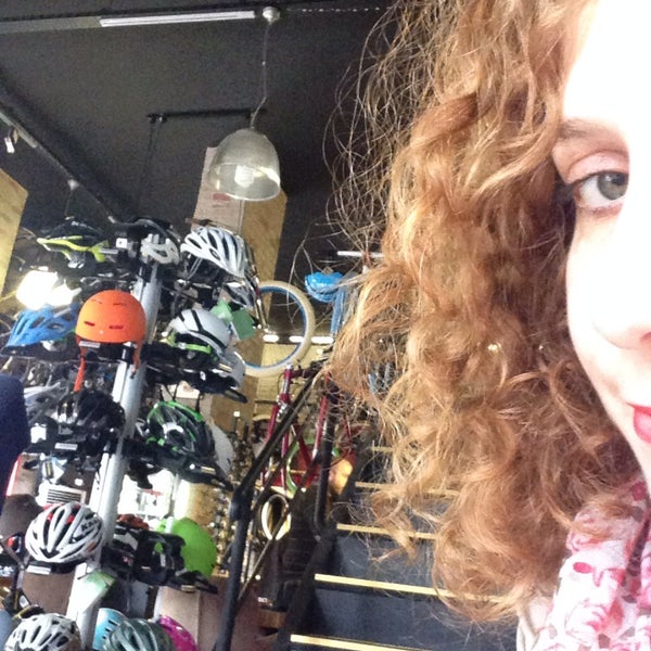 Foto tomada en Bisiklet Evim Bike &amp; Cafe  por Esra B. el 3/27/2015