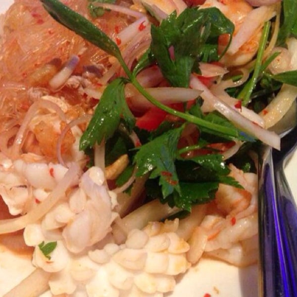 Foto diambil di Koh Thai Restaurant &amp; Lounge oleh Lilly P. pada 4/2/2014