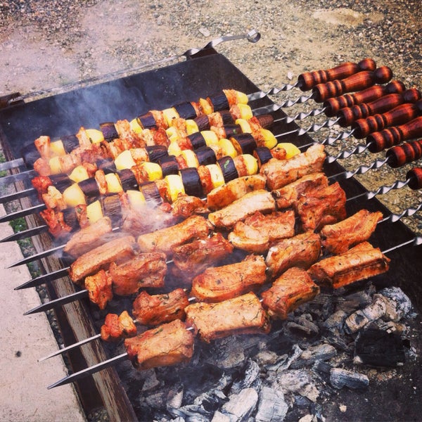 Настоящий армянский шашлык от Гарика! Отборное мясо, приготовленное по всем правилам и традициям. Каждый вечер с 19:00 до 00.00, 100 г. всего за 99 руб.!