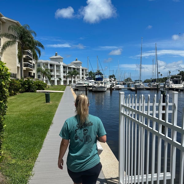 Ichabod's Dockside Bar & Grill Seafood Restaurant