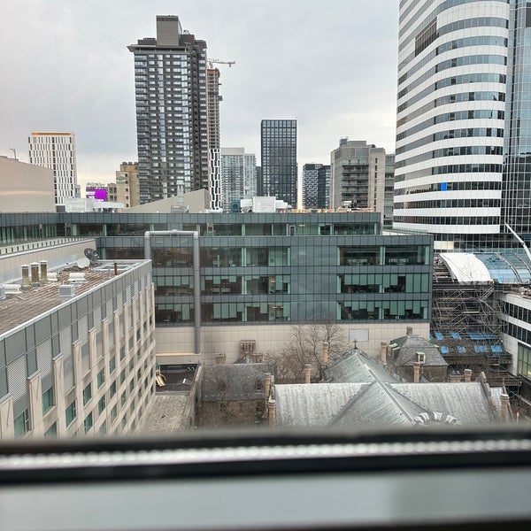 รูปภาพถ่ายที่ Marriott Downtown at CF Toronto Eaton Centre โดย Jonathan S. เมื่อ 4/23/2024