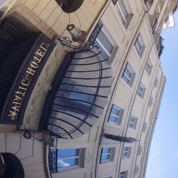 Foto diambil di Hôtel Louison (Ex-Aviatic Saint-Germain) oleh Roberto C. pada 7/7/2015