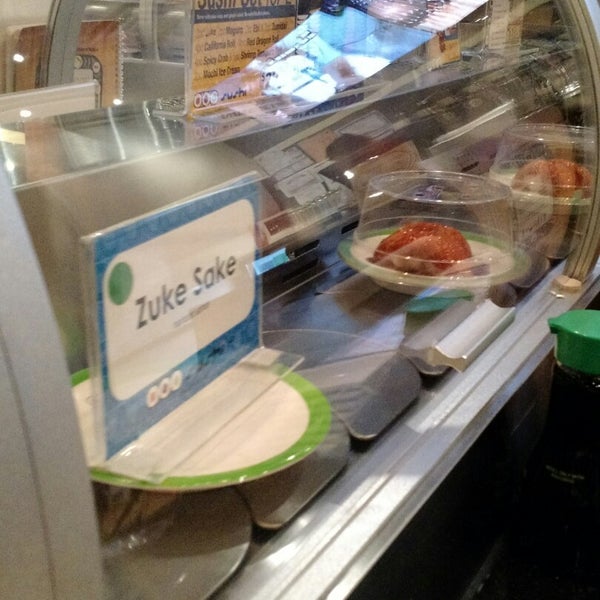 12/19/2014에 Kush S.님이 Sushi + Rotary Sushi Bar에서 찍은 사진