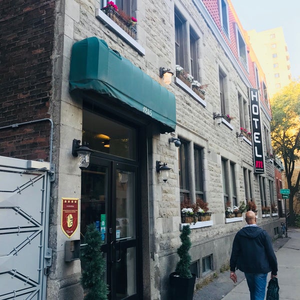 Снимок сделан в M Montréal Hostel &amp; Bar пользователем MINJAE K. 10/3/2017