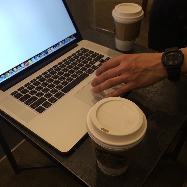 รูปภาพถ่ายที่ Starbucks โดย Linus L. เมื่อ 3/23/2014