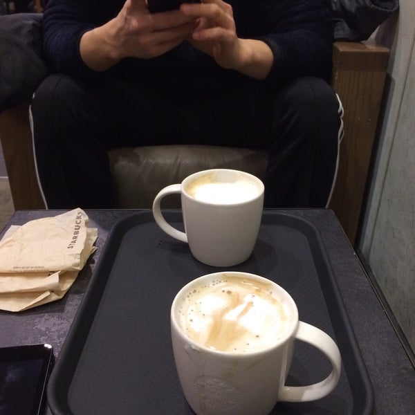Photo prise au Starbucks par Linus L. le12/27/2014