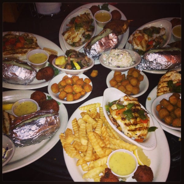 Foto scattata a Captain&#39;s Table Fish House Restaurant da Rizvi il 12/28/2013