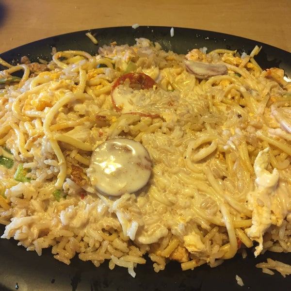 Foto diambil di CrazyFire Mongolian Grill oleh Jenni pada 5/5/2018