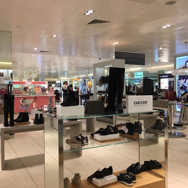 Foto diambil di Brent Cross Shopping Centre oleh Lanah pada 9/7/2017