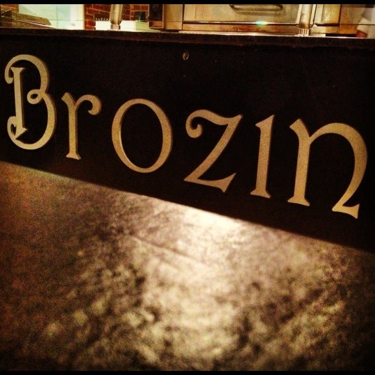 Foto diambil di Brozinni Pizzeria oleh clayton m. pada 10/11/2012