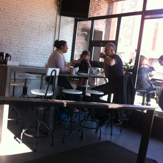 Foto tirada no(a) Root Hill Café por David K. em 10/14/2012