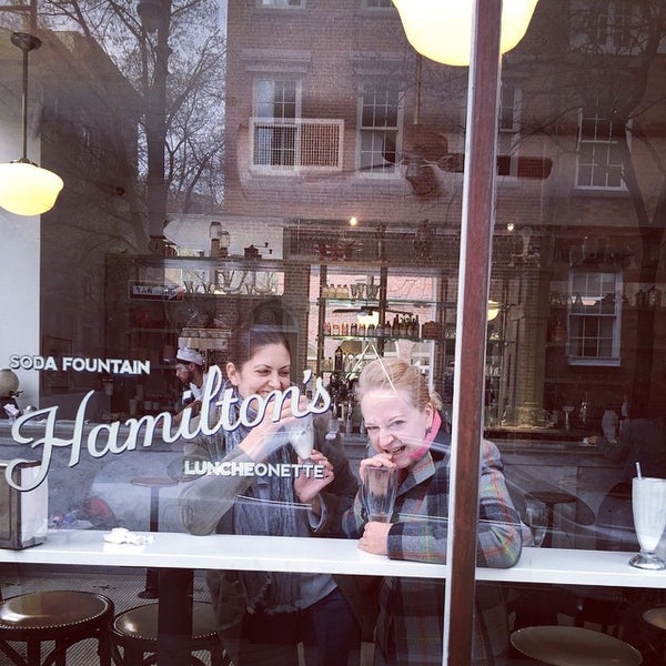 4/26/2015 tarihinde David K.ziyaretçi tarafından Hamilton’s Soda Fountain &amp; Luncheonette'de çekilen fotoğraf