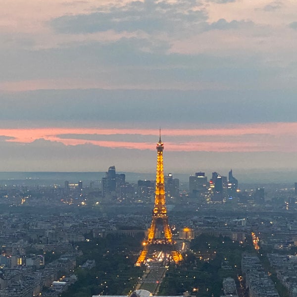 Foto tomada en El observatorio panorámico de la Tour Montparnasse  por Jon Y. el 8/16/2022