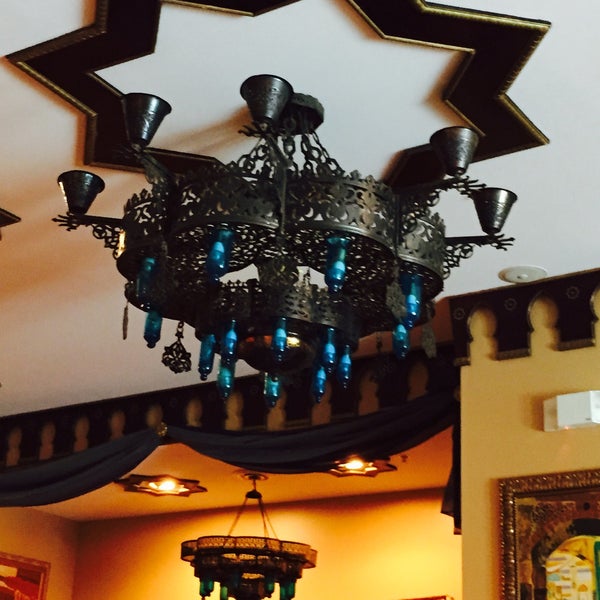 Das Foto wurde bei Maroosh Mediterranean Restaurant von Becky D. am 7/17/2015 aufgenommen