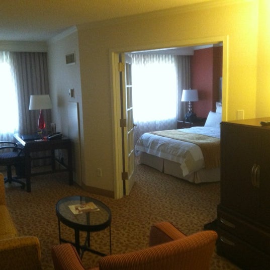 Снимок сделан в Embassy Suites by Hilton Bethesda Washington DC пользователем Evan 10/19/2012