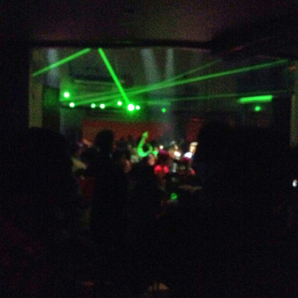 4/28/2013にJeniefer IvyがGuilly&#39;s Night Clubで撮った写真