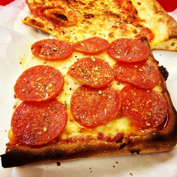 Foto scattata a Tony Oravio Pizza da Andres D. il 9/2/2013