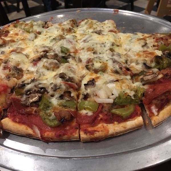 Foto scattata a Dominick&#39;s Pizza and Pasta da Naomi il 6/17/2018