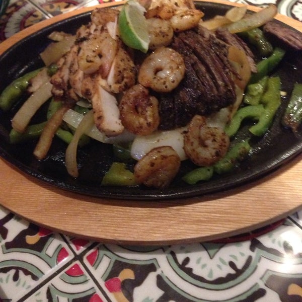 Photo taken at Chili&#39;s Grill &amp; Bar by Xenia S. on 3/11/2014