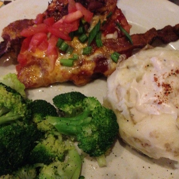 Photo taken at Chili&#39;s Grill &amp; Bar by Xenia S. on 9/28/2014