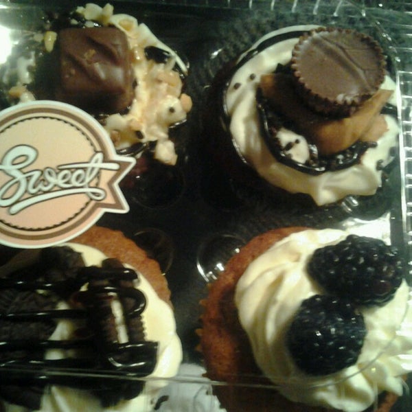 4/3/2013にLivière Q.がSo Sweet Cupcakes &amp; Moreで撮った写真