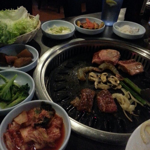 4/22/2014 tarihinde Cup C.ziyaretçi tarafından Ohya Sushi, Korean Kitchen &amp; Bar'de çekilen fotoğraf