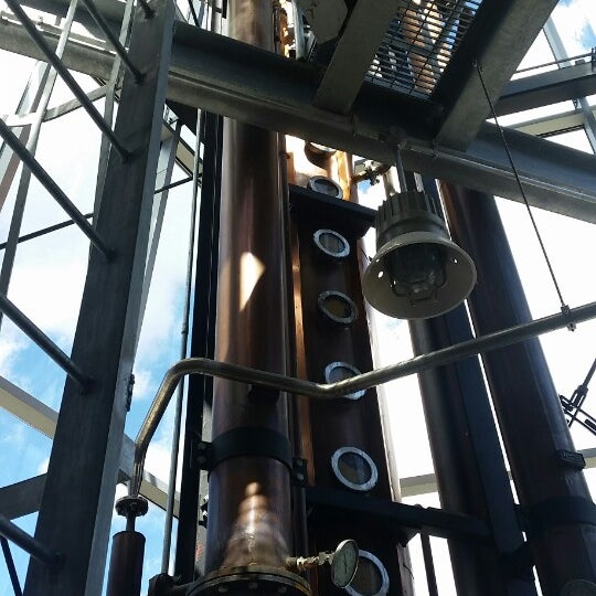 รูปภาพถ่ายที่ New Riff Distilling โดย Cuppy C. เมื่อ 9/14/2015