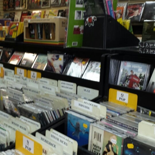 Foto tomada en Scotti&#39;s Record Shop  por Kristen D. el 9/8/2013