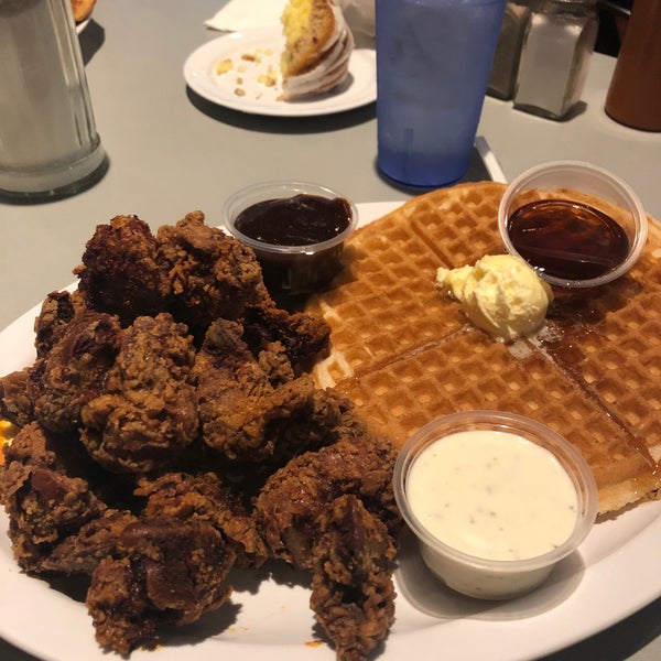 Foto tirada no(a) Home of Chicken and Waffles por Anton F. em 2/4/2019