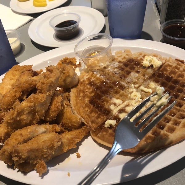 Foto tirada no(a) Home of Chicken and Waffles por Anton F. em 2/18/2019