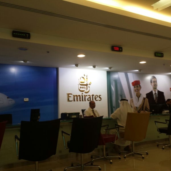 Офис эмирейтс в санкт петербурге. Эмирейтс сувениры. Стюардессы эмирейтс. Офис эмирейтс в санкт петербурге. Офис авиакомпании россия.