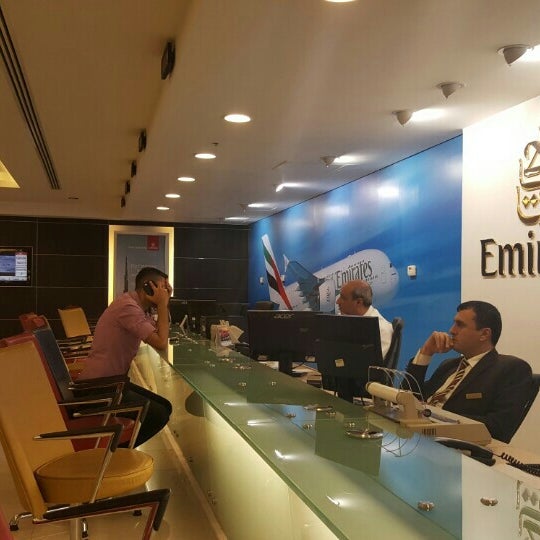 А380 эмирейтс стюардессы. Эмирейтс бар в самолете. Экипаж эмирейтс 380. Офис эмирейтс. Emirates офис в москве.