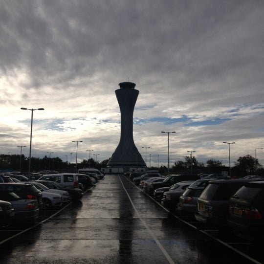 รูปภาพถ่ายที่ Edinburgh Airport (EDI) โดย Shailesh เมื่อ 10/20/2012
