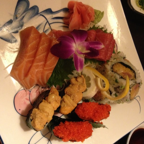4/13/2013 tarihinde Jessieziyaretçi tarafından FuGaKyu Japanese Cuisine'de çekilen fotoğraf