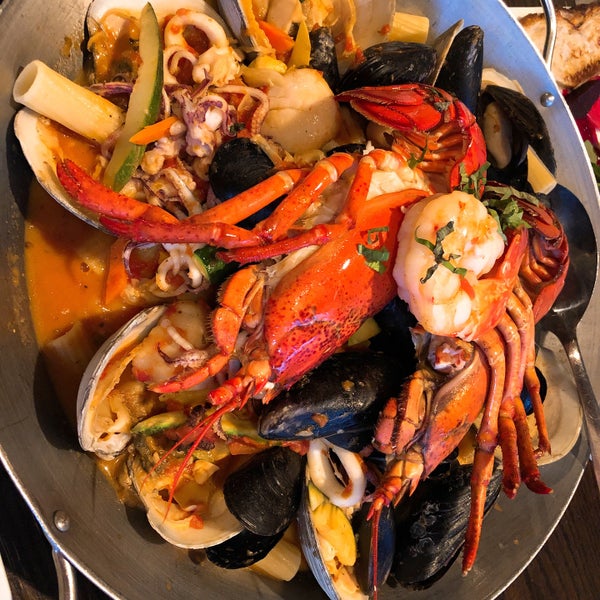 Das Foto wurde bei Rabia&#39;s Seafood/Oyster Bar &amp; Italian Restaurant von Jessie am 5/24/2018 aufgenommen