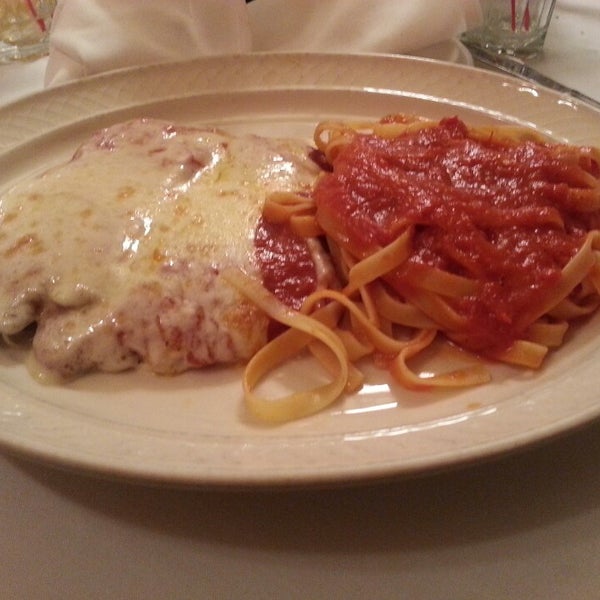 รูปภาพถ่ายที่ Gino&#39;s Restaurant โดย Mark D. เมื่อ 2/21/2013